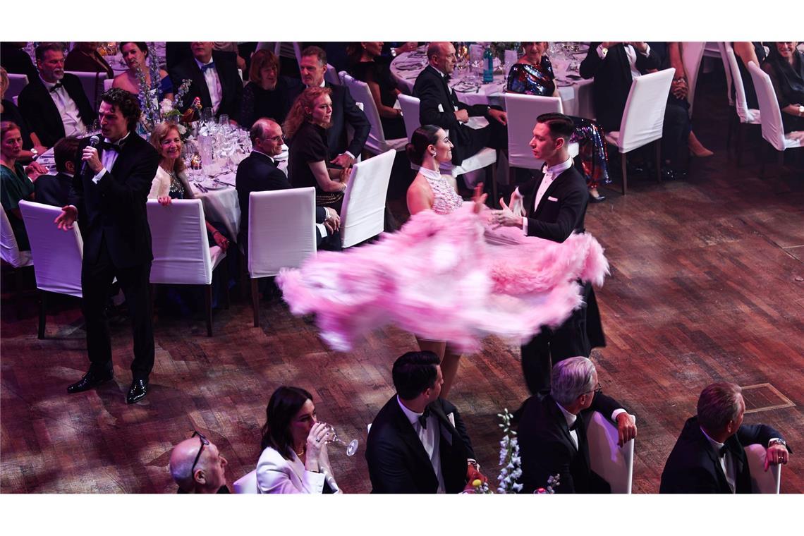 Professionelle Tänzer tanzen einen Wiener Walzer auf dem 43. Deutschen Sportpresseball in der Alten Oper in Frankfurt.