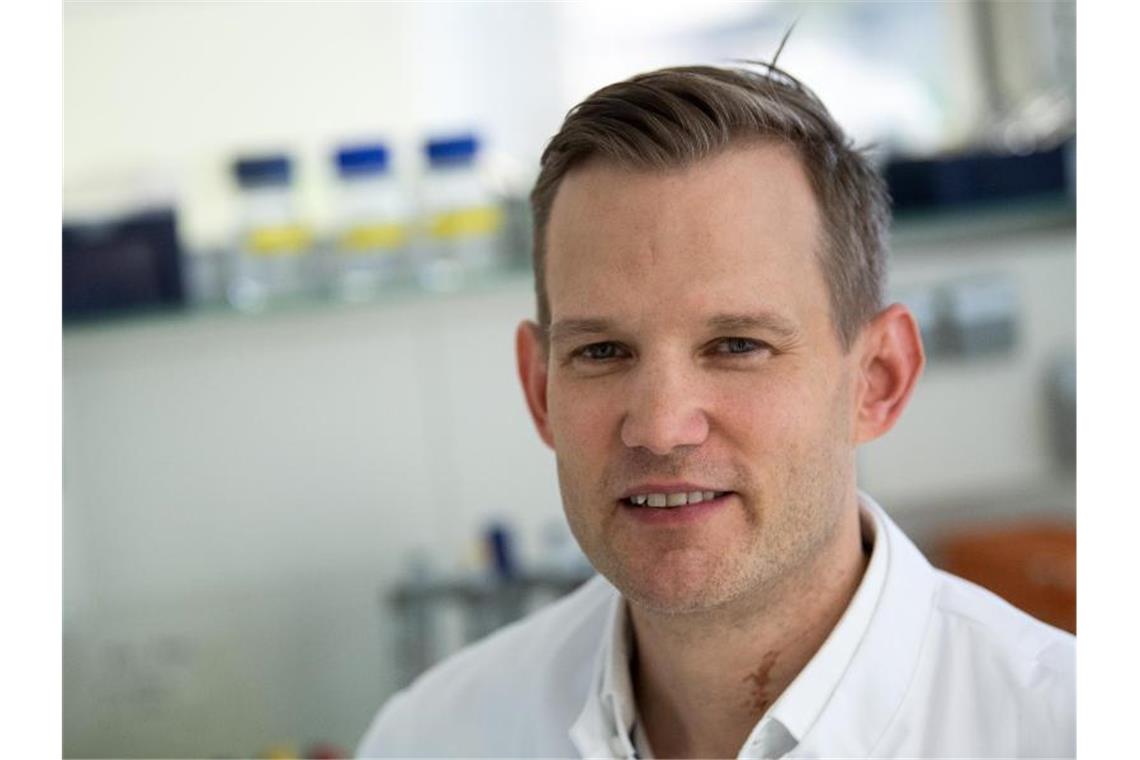 Virologe Streeck rechnet nicht bald mit Herdenimmunität Professor Hendrik Streeck sitzt in einem Labor seines Institutes. Der Virologe rechnet in Deutschland nicht mit einer Herdenimmunität gegen das Coronavirus bis Herbst. (zu dpa: „Virologe Streeck rechnet nicht bald mit Herdenimmunität gegen Corona“). Foto: Federico Gambarini/dpa