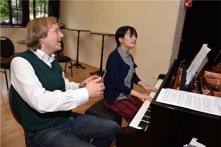 Professor Jan Jiracek von Arnim unterrichtet die japanische Studentin Michi Arai. Foto: Elisabeth Klaper