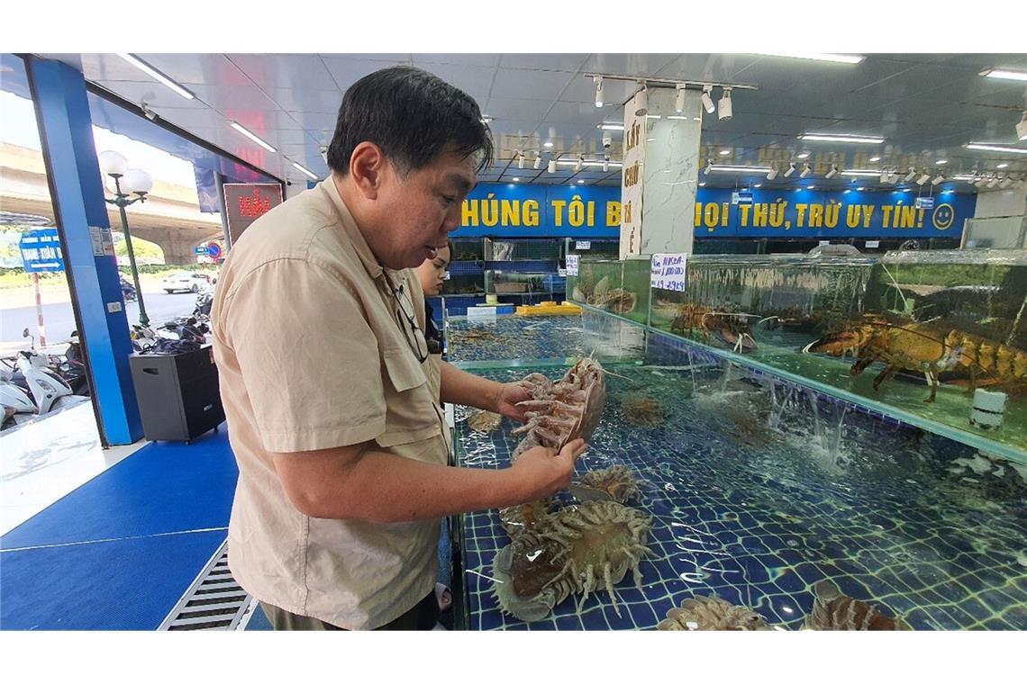 Neu entdeckte Riesenassel nach Darth Vader benannt Professor Peter Ng untersucht Riesenasseln auf einem Fischmarkt in Hanoi in Vietnam.