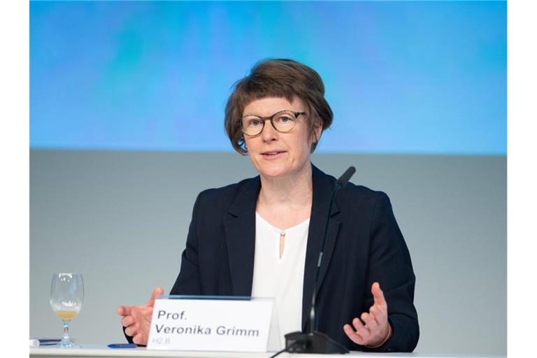 Professorin Veronika Grimm, Vorständin im Zentrum Wasserstoff Bayern, spricht bei einer Pressekonferenz zur bayerischen Wasserstoffstrategie. (zu dpa: "„Wirtschaftsweise“: Autobranche muss auch auf Brennstoffzelle setzen"). Foto: Timm Schamberger/dpa