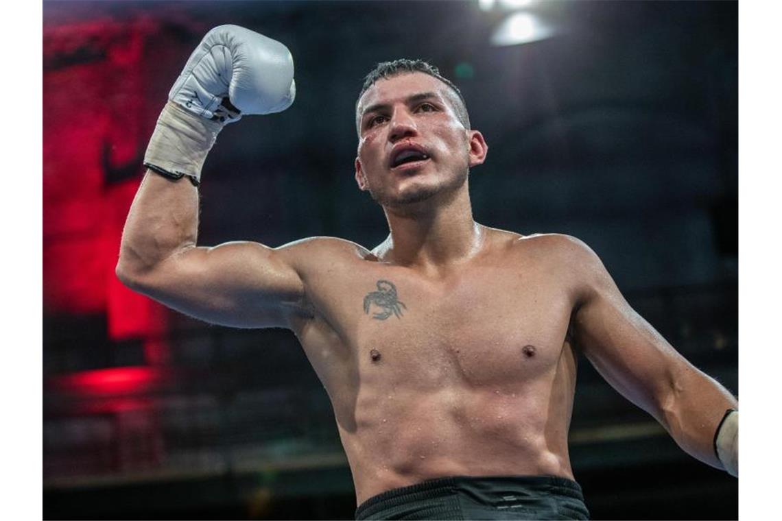 Profiboxer Jack Culcay bejubelt seinen Sieg und darf nun auf einen WM-Kampf hoffen. Foto: Andreas Gora/dpa