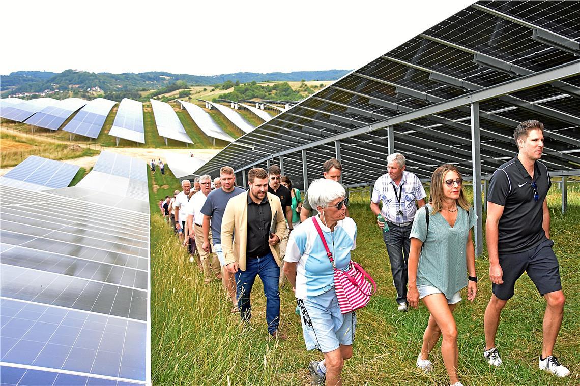 Projektbeteiligte und Investoren besichtigen den fertigen Solarpark. Foto: Tobias Sellmaier