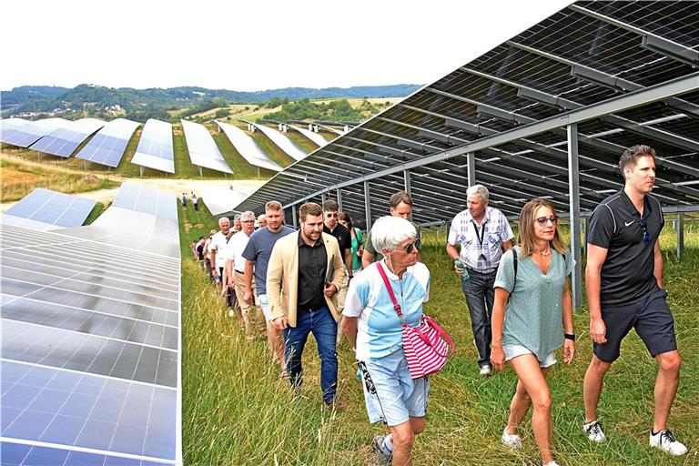 Projektbeteiligte und Investoren besichtigen den fertigen Solarpark. Foto: Tobias Sellmaier