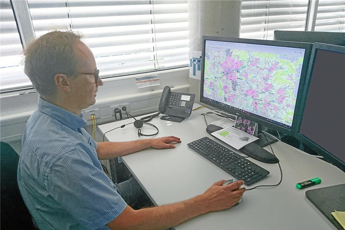 Projektleiter Steffen Peter zeigt die Funktionen und Optionen, die auf dem Geoportal des Rems-Murr-Kreises zur Verfügung stehen. Foto: Landratsamt