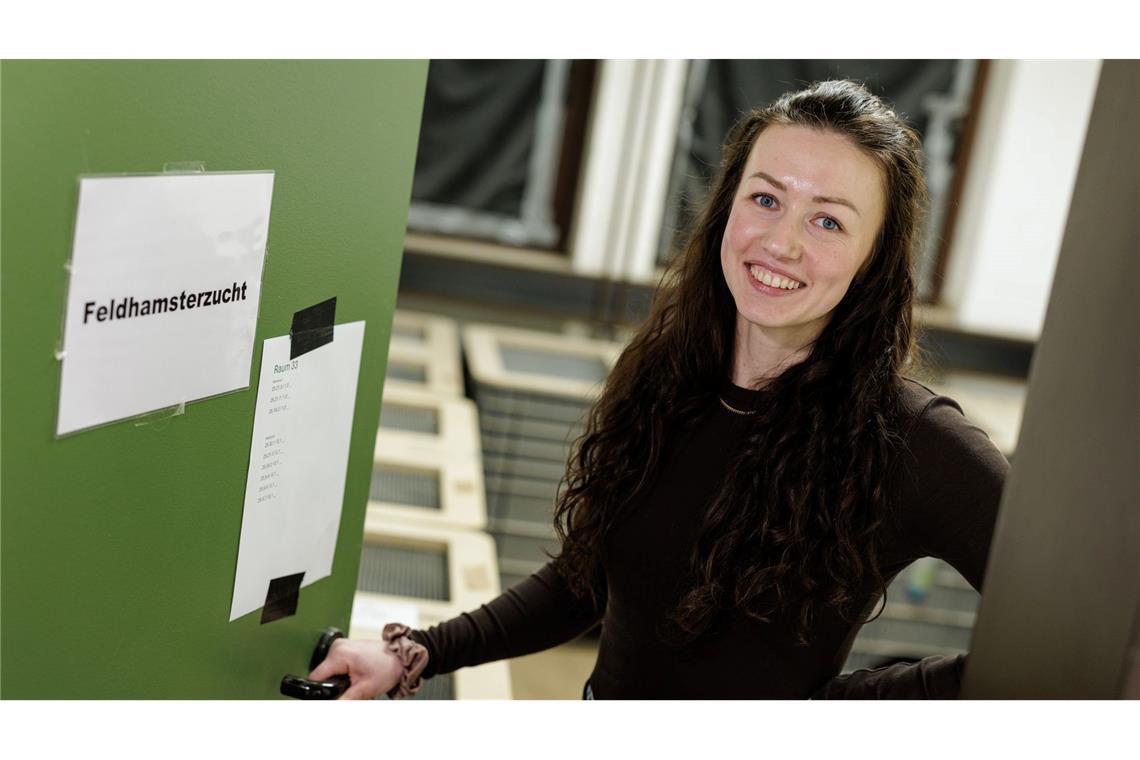 Projektleiterin Anika Hirz achtet bei den Verpaarungen von Feldhamstern auf die genetische Vielfalt.