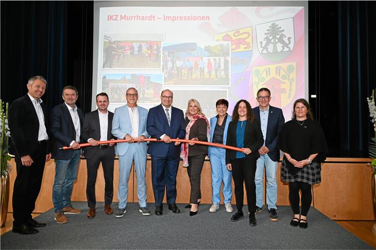 Projektpartner und Gäste (von links): Martin Papendieck, Christoph Jäger, die Bürgermeister Kevin Dispan, Reinhold Sczuka und Armin Mößner, Sabine Wittlinger, Inge Gräßle, Bürgermeisterin Veronika Holz, Jens Steinat und Katharina Manthey. Foto: Elisabeth Klaper