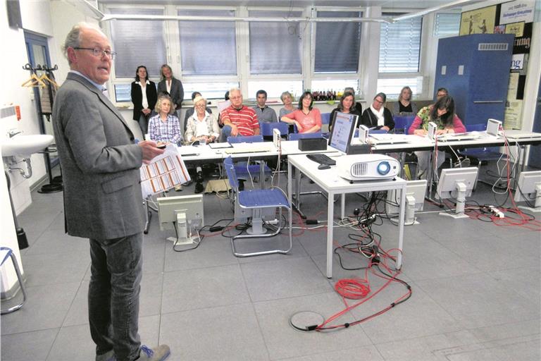 Promedia-Chef Wilhelm Maassen informiert Grundschullehrer über die Ziele des BKZ-Projekts zur Leseförderung. Foto: F. Muhl