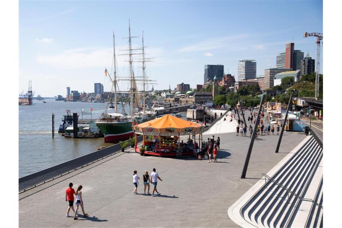 Inlandstourismus auch im Juli im Minus Promenade am Hamburger Hafen. Mit Blick auf Übernachtungen hatten es vor allem große Städte wie Hamburg und Berlin schwer. Foto: Christian Charisius/dpa