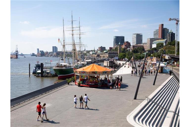 Promenade am Hamburger Hafen. Mit Blick auf Übernachtungen hatten es vor allem große Städte wie Hamburg und Berlin schwer. Foto: Christian Charisius/dpa