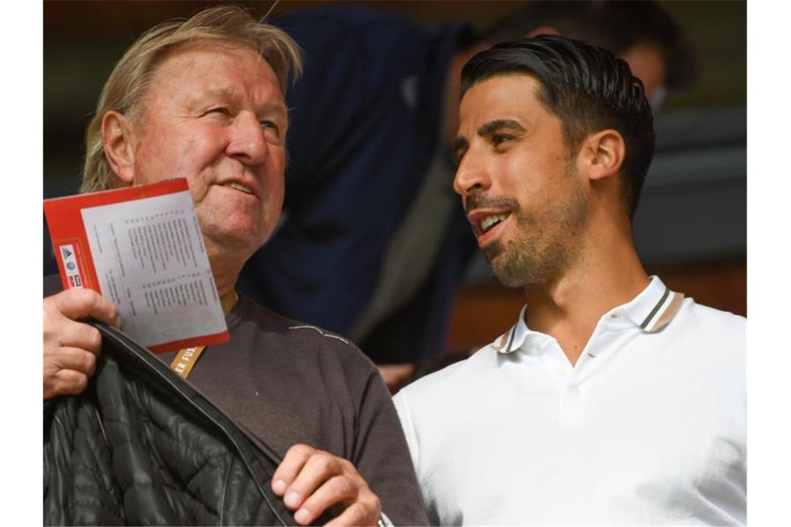 Deutsche Fußballerinnen schlagen Chile Prominente Tribünengäste: Horst Hrubesch (l) und Sami Khedira. Foto: Armin Weigel
