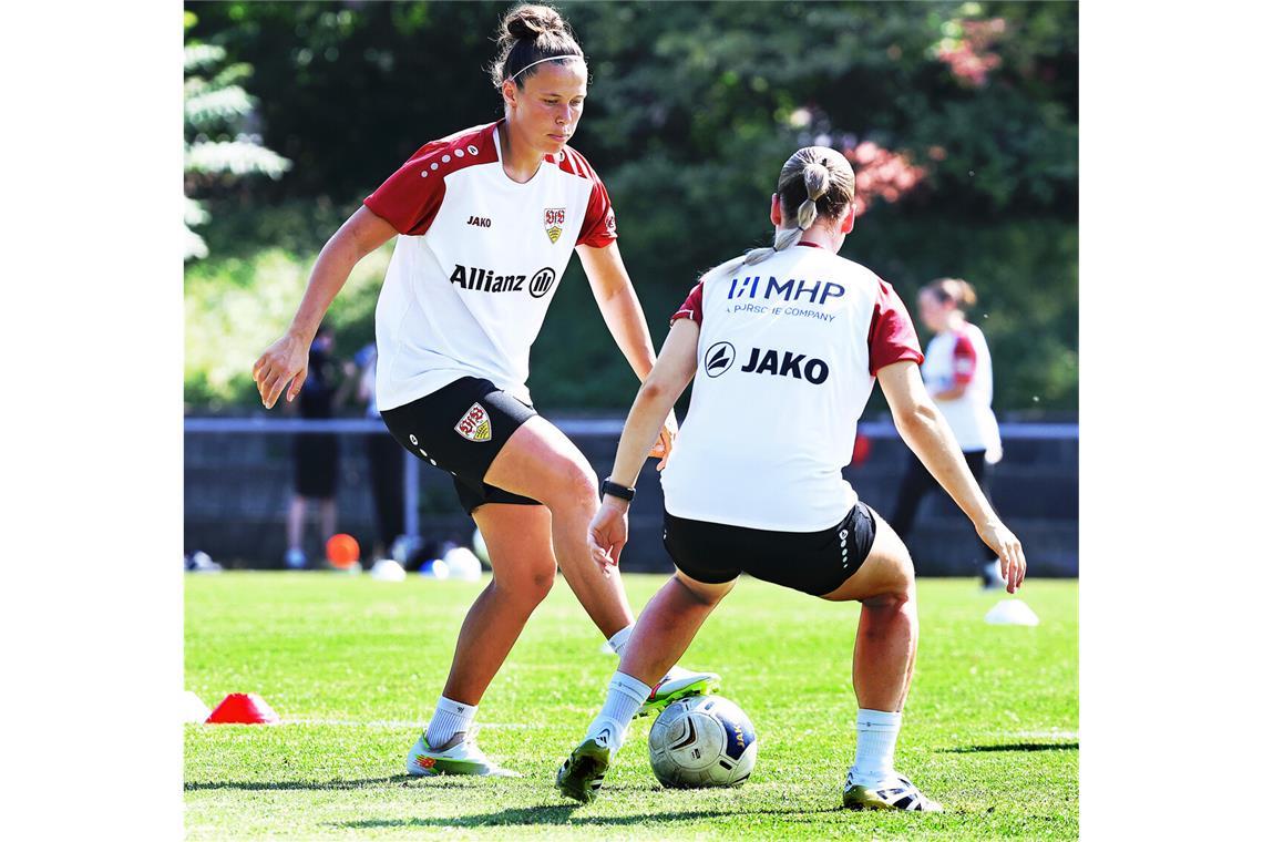 VfB-Frauen bleiben ambitioniert Prominente Verstärkung für die Frauen des VfB Stuttgart: Nicole Billa (li.) kommt vom 1. FC Köln. In unserer Bildergalerie: Eindrücke vom Trainingsauftakt