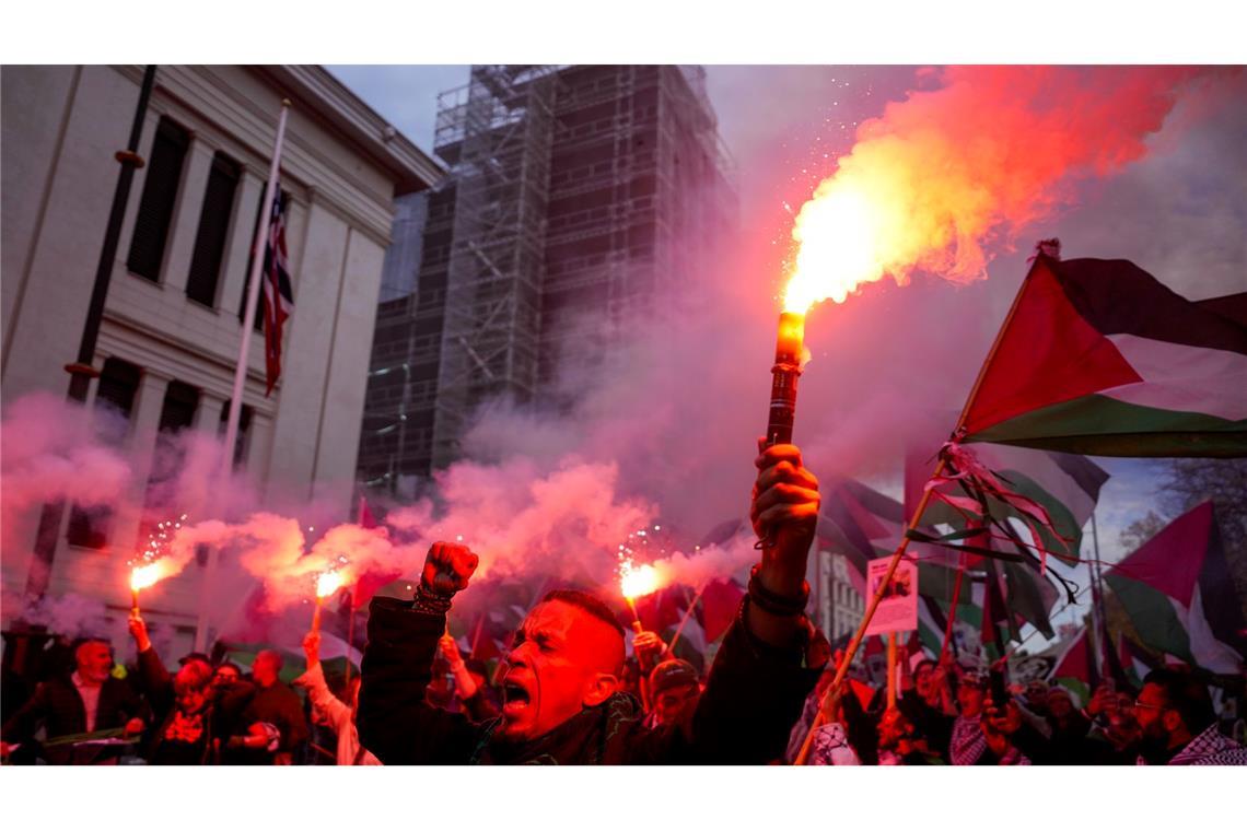 Bilder des Tages Propalästinensische Demonstranten gehen vor dem Fußball-WM-Qualifikationsspiel zwischen Norwegen und Israel in Oslo auf die Straße.