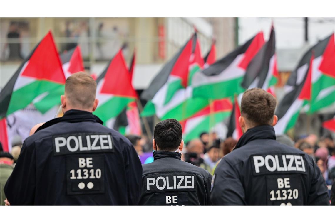"Gräben tiefer denn je" - Deutschland nach dem Gaza-Krieg Propalästinensische Demonstranten kritisieren vielfach, dass in Deutschland ihre Meinungsfreiheit eingeschränkt sei, weil immer wieder Demonstrationen aufgelöst würden- (Archivbild)