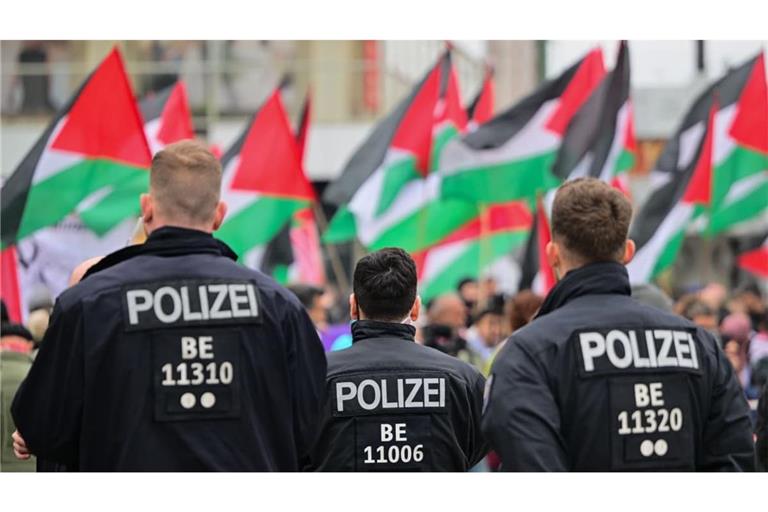 Propalästinensische Demonstration Anfang Oktober in Berlin. Der Übergang zum Antisemitismus ist mitunter fließend. Die unbehelmten Köpfe der Polizisten zeigen immerhin: Es geht friedlich zu.