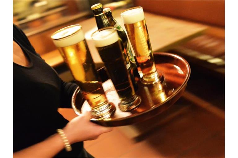 Prost: 9,2 Milliarden Liter Bier haben die deutschen Brauer im vergangenen Jahr verkauft. Foto: Marc Tirl/dpa-Zentralbild/dpa