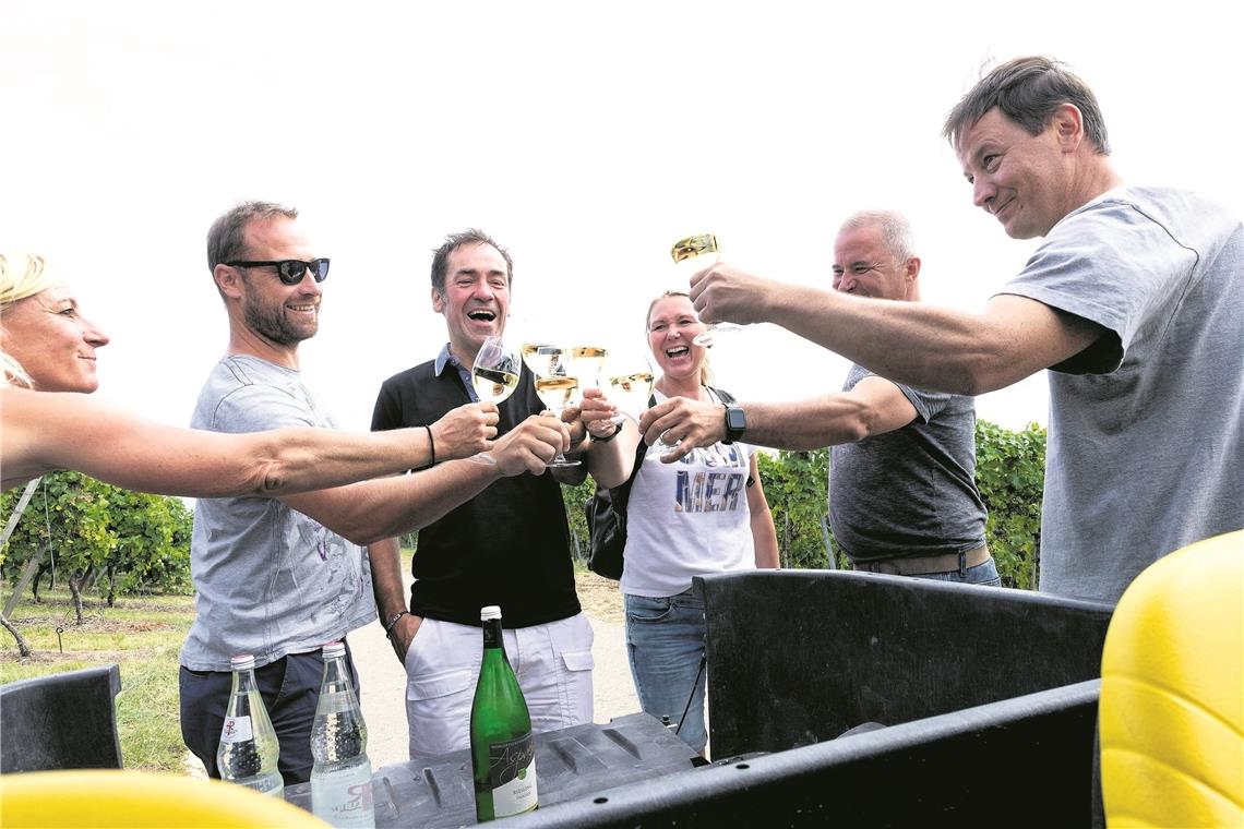 Prost! Die Stimmung in den Weinbergen ist fröhlich und gelöst. Auch das Wetter ist ideal.