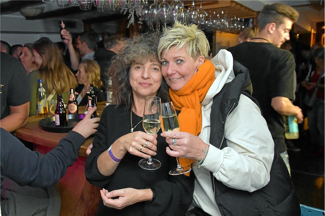 Prost. Die Wirtin Petra Wolf (rechts) stößt mit einem Geburtstagskind an. Im Kun...