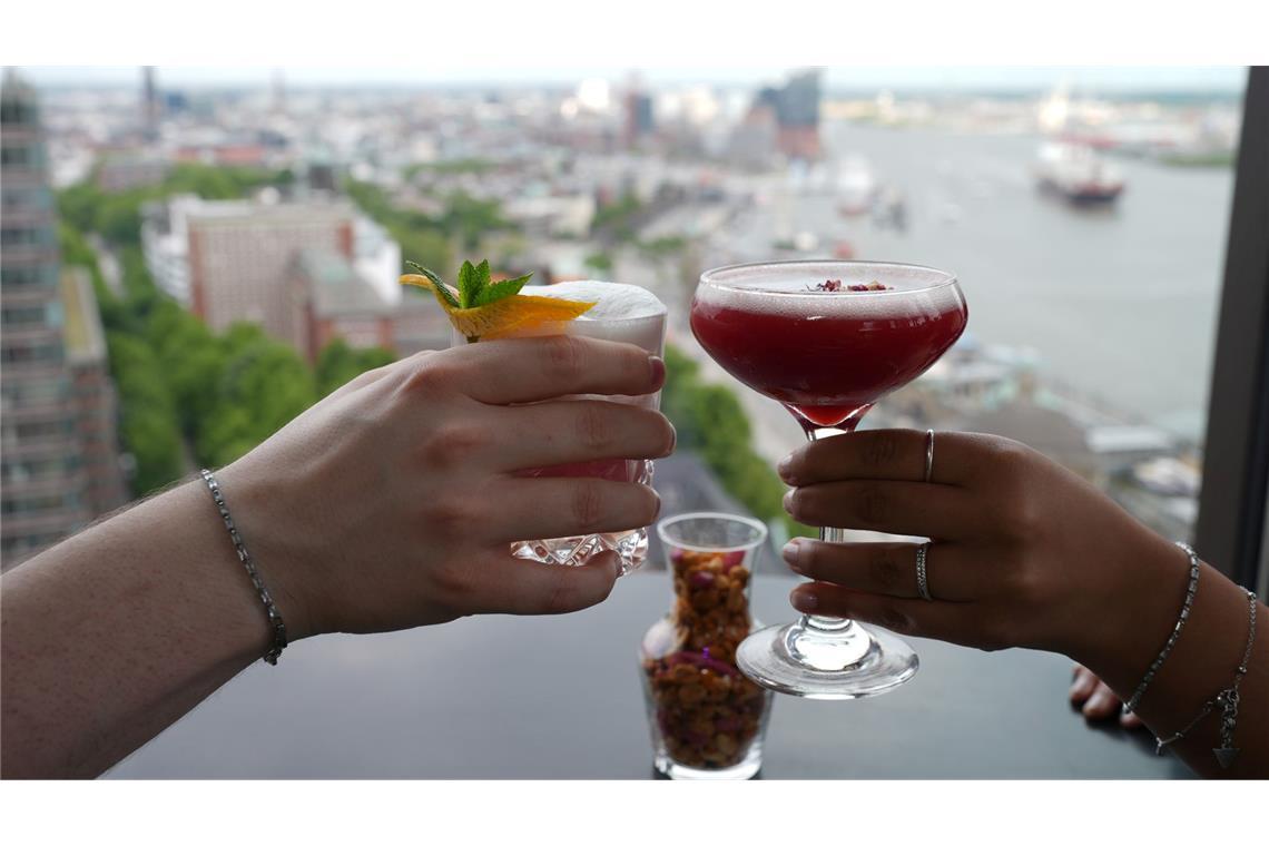 Umfrage: Sex- und Sozialleben von Inflationsgefühl gedämpft Prost mit Cocktails: Viele berichten einer Umfrage zufolge, dass sie weniger ausgehen und auch weniger ihre Freunde treffen angesichts der Inflation der letzten Jahre.