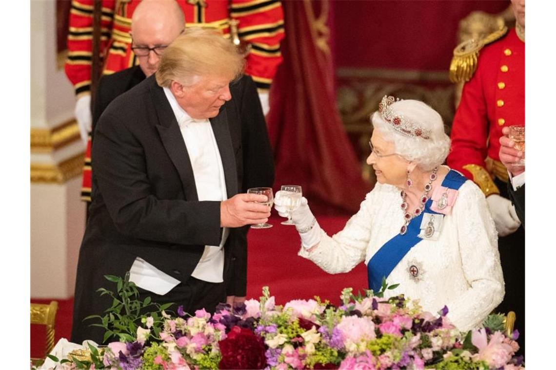 Prost! Queen Elizabeth II. und US-Präsident Donald Trump beim Staatsbankett im Buckingham Palace. Foto: Dominic Lipinski/PA Wire