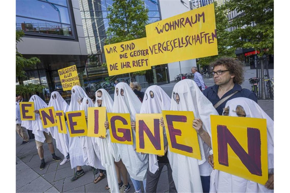 Sozialverbände fordern Verstaatlichung von Wohnungen Prostestaktion vor dem Eingang zur Hauptversammlung des Immobilienkonzerns Deutsche Wohnen. Foto: Frank Rumpenhorst/Archiv/dpa