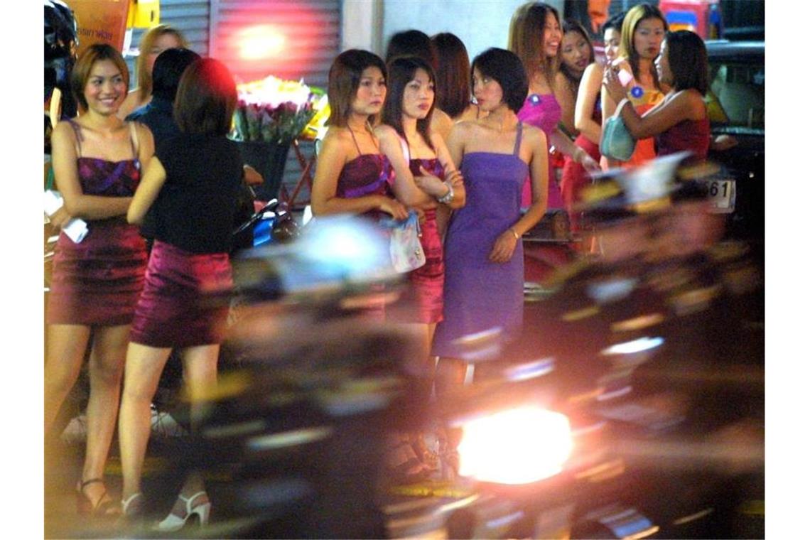 Papst in Thailand: Prostitution und Sextourismus ist „Plage“ Prostituierte warten in Bangkoks Rotlichtviertel am Straßenrand auf Kundschaft. Foto: Stephen Shaver/dpa