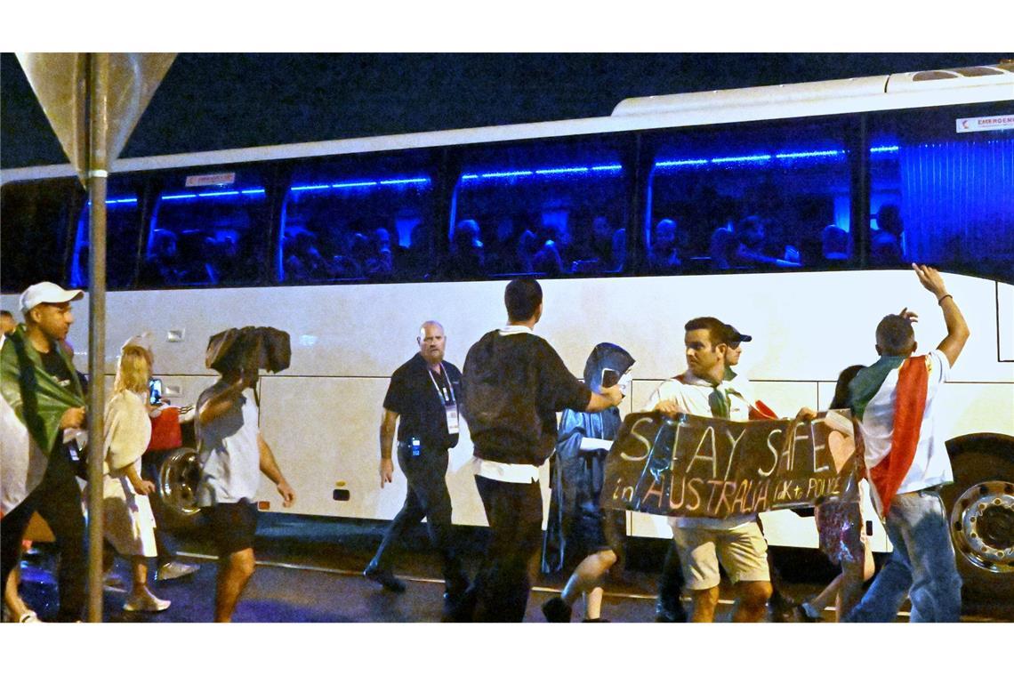 Protest-Aktion bei der Abreise der iranischen Mannschaften.