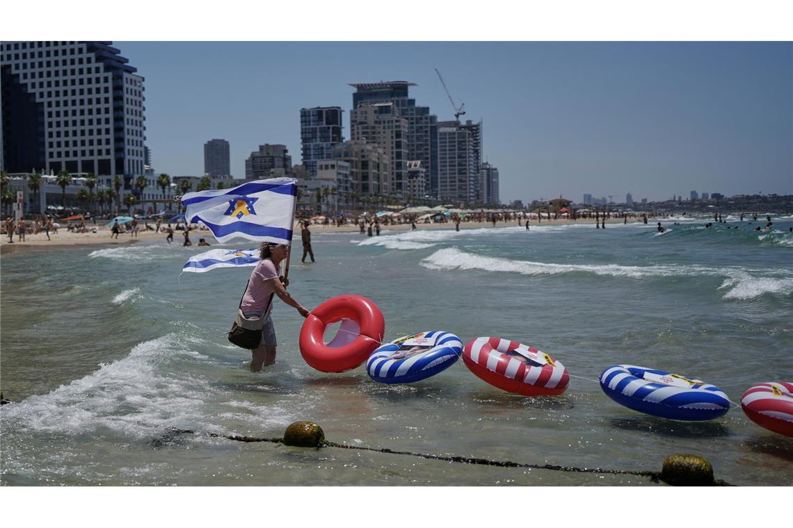Bilder des Tages Protest am Strand von Tel Aviv, Israel: Angehörige fordern Freilassung der Hamas-Geiseln.