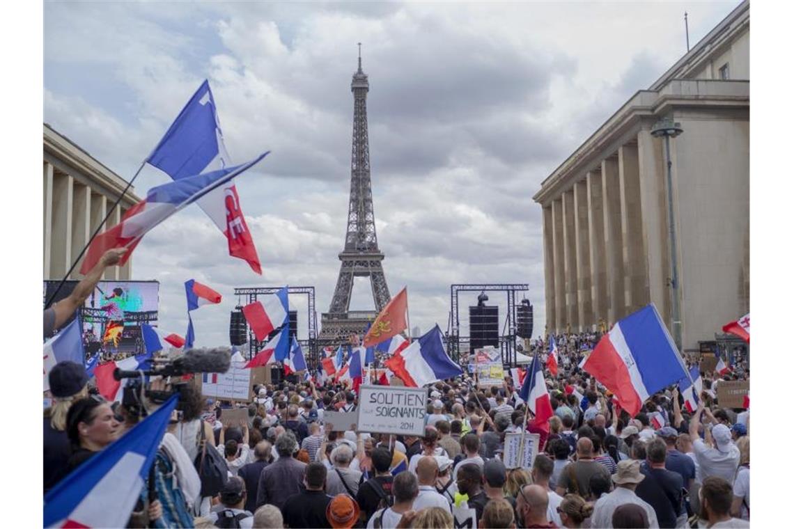 Protest am Trocadero-Platz in Paris gegen die von der Regierung geplanten Corona-Verschärfungen. Foto: Rafael Yaghobzadeh/AP/dpa