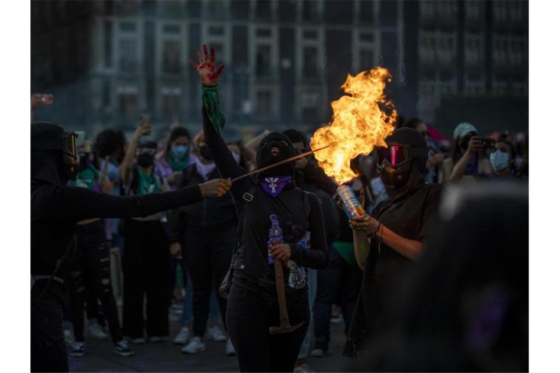 Feuer und Randale bei Frauentags-Protesten in Mexiko Protest auch in Mexiko-Stadt am Internationalen Frauentag - eine Gruppe vermummter Frauen entzündet Gas aus eine Spraydose. Foto: Jair Cabrera Torres/dpa