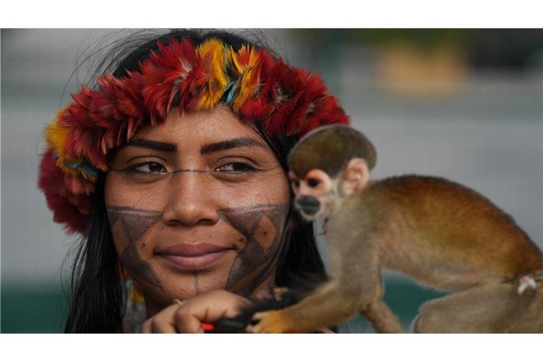 Protest bei COP30: Munduruku-Aktivistin sorgt mit Affen für Aufsehen