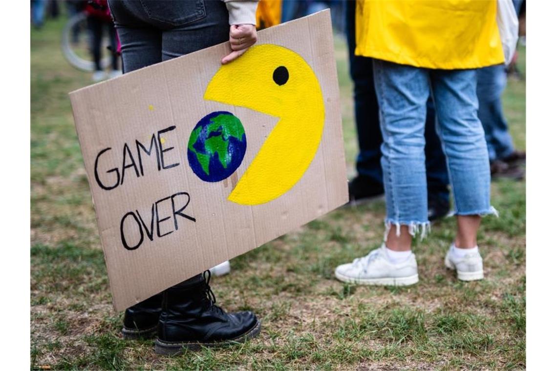 Protest der Klimaschutzbewegung Fridays for Future. Im Pariser Klimaabkommen hatte sich die Weltgemeinschaft verpflichtet, die Erwärmung der Erde bei unter zwei Grad und möglichst bei nur 1,5 Grad zu stoppen. Foto: Christoph Schmidt/dpa