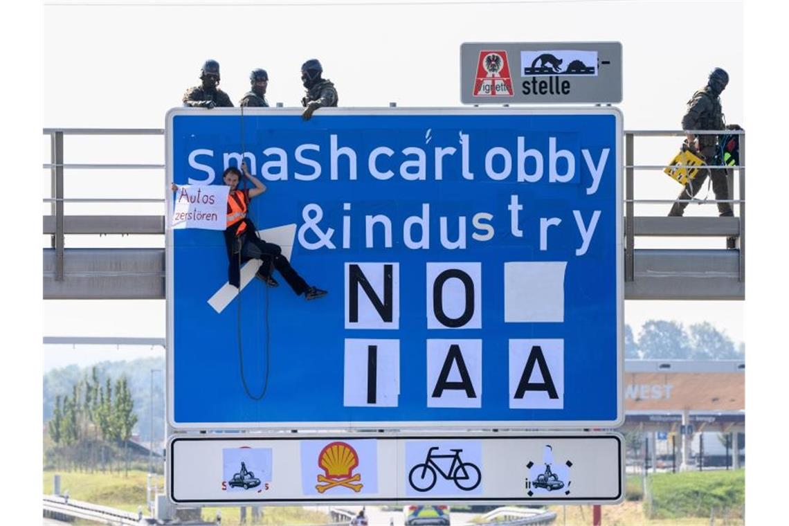 Protest: Ein Aktivist hängt an einer Schilderbrücke über der Autobahn A9 bei Fürholzen in Richtung München. Foto: Matthias Balk/dpa