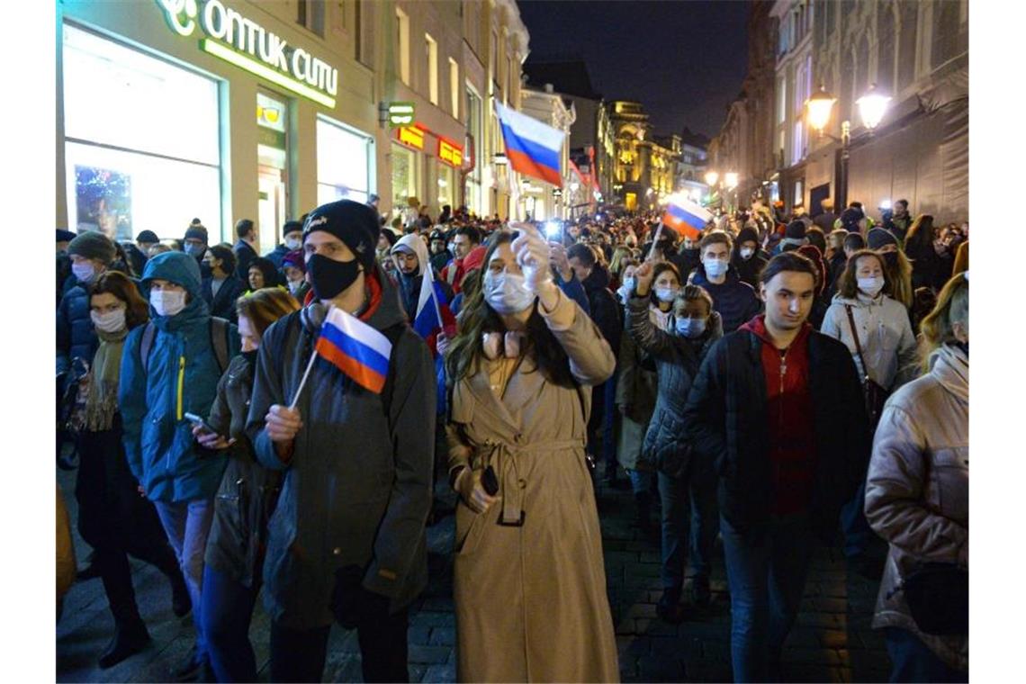 Nawalny 100 Tage in Haft: Seiner Bewegung droht das Verbot Protest für Alexej Nawalny in Moskau. Foto: Denis Kaminev/AP/dpa