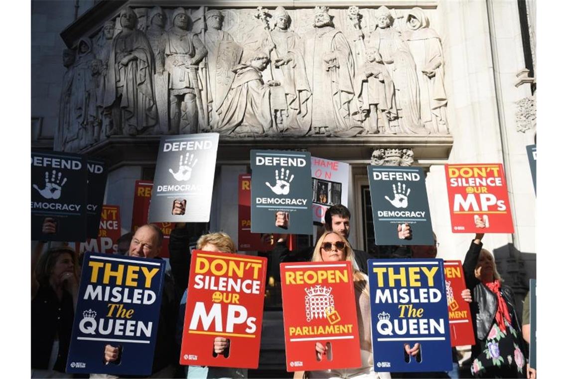 Protest gegen Boris Johnson vor dem „Supreme Court“, dem Obersten Gerichtshof von Großbritannien. Foto: Kirsty O'Connor/PA Wire
