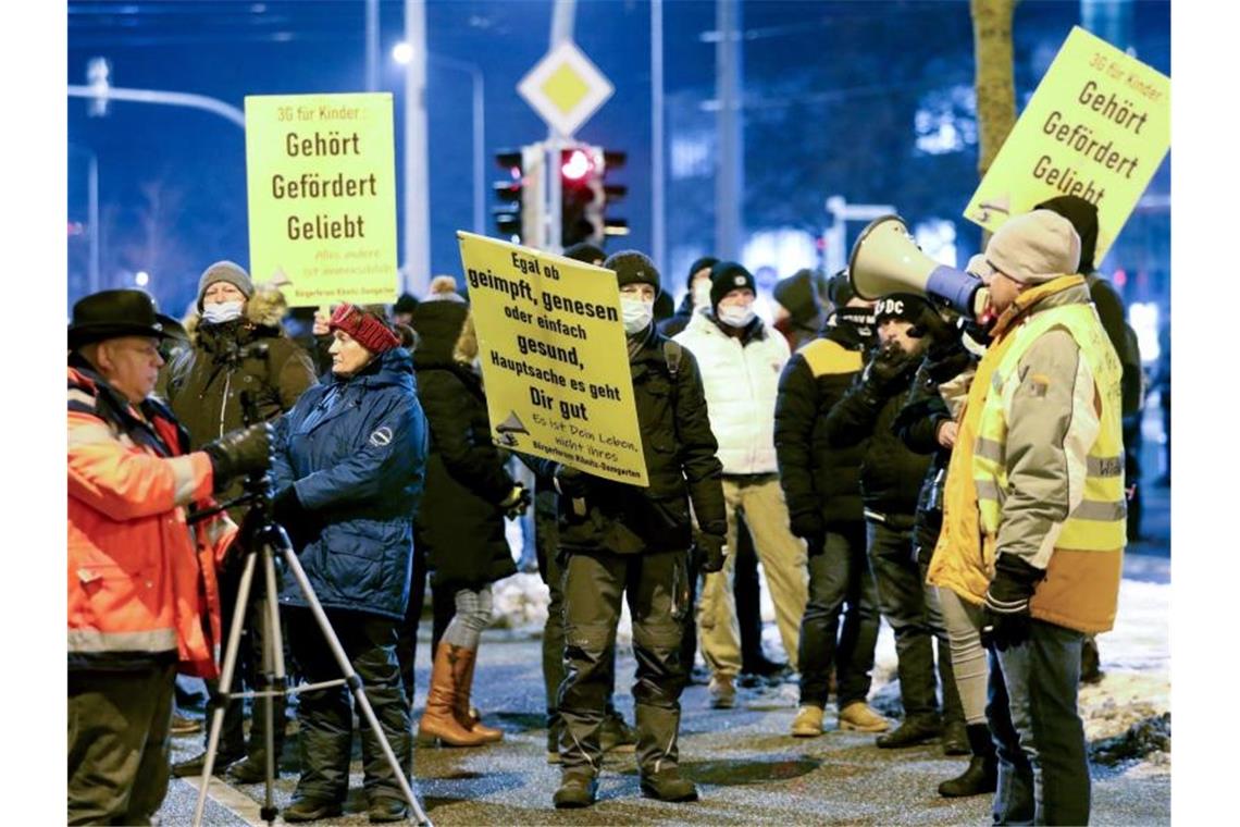 Protest gegen Corona-Maßnahmen und Impfpflicht in Rostock. Foto: Bernd Wüstneck/dpa-Zentralbild/dpa
