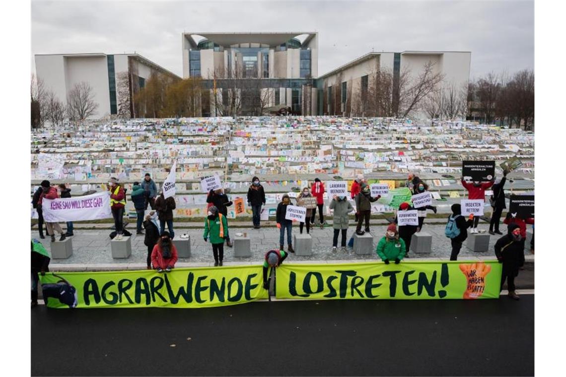Protest gegen die aktuelle Agrar- und Ernährungspolitik Deutschlands vor dem Bundeskanzleramt. Foto: Christoph Soeder/dpa