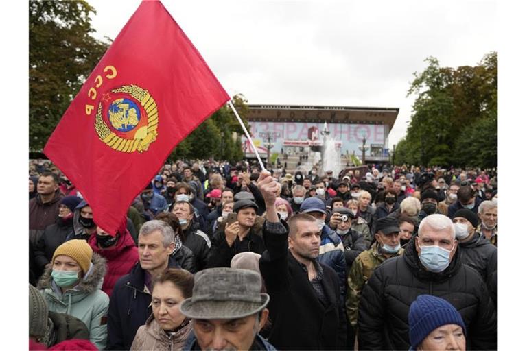 Protest gegen die Ergebnisse der Parlamentswahl in der vergangenen Woche in Moskau. Foto: Pavel Golovkin/AP/dpa