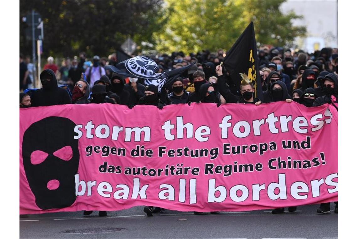 Protest gegen die europäische Flüchtlingspolitik - aber auch gegen die chinesische Regierung. Der EU-China-Gipfel hätte ab Sonntag in Leipzig stattfinden sollen. Foto: Hendrik Schmidt/dpa-Zentralbild/dpa