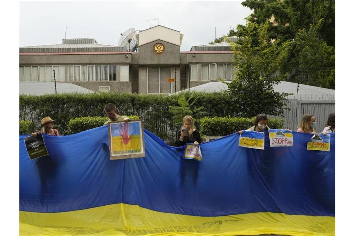 Protest gegen die Invasion der Ukraine vor der russischen Botschaft in Südafrikas Hauptstadt Pretoria. Foto: Themba Hadebe/AP/dpa