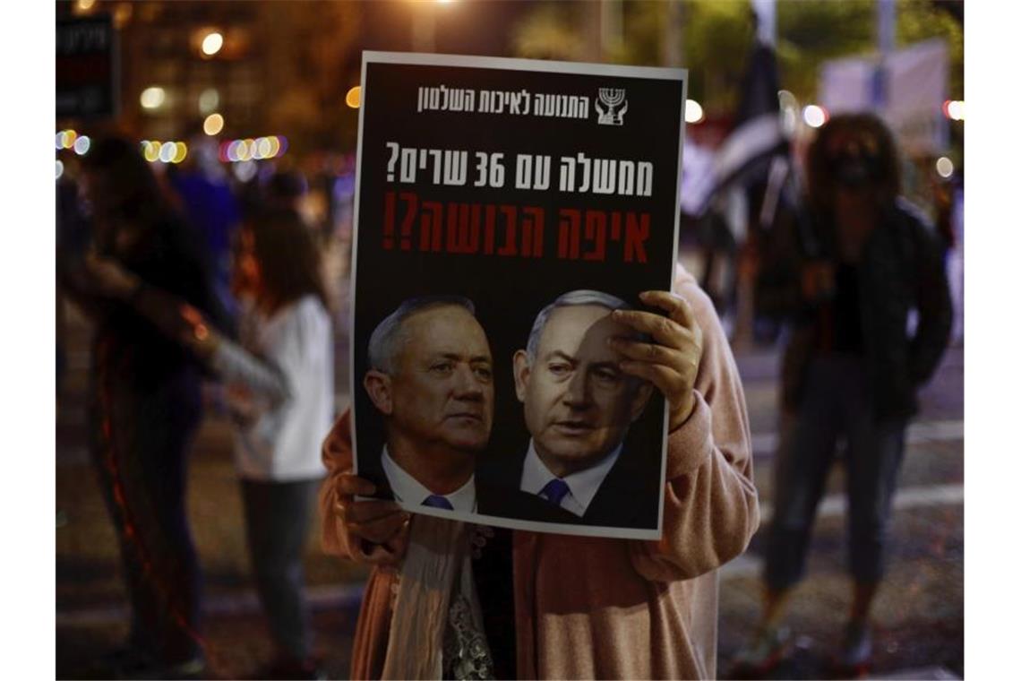 Protest gegen die neue Regierungskoalition unter Benny Gantz und Benjamin Netanjahu in Tel Aviv. Foto: Ariel Schalit/AP/dpa