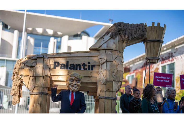 Protest gegen die umstrittene Analysesoftware der Firma Palantir in Berlin: Trojanisches Pferd des Firmengründers, Trump-Unterstützers und Demokratiefeindes Peter Thiel?
