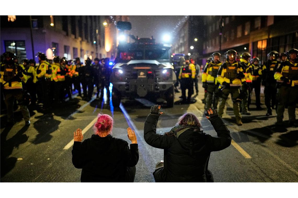 Protest gegen Einwanderungsbehörden: Demonstrierende mit erhobenen Händen auf einer Straße in Minneapolis