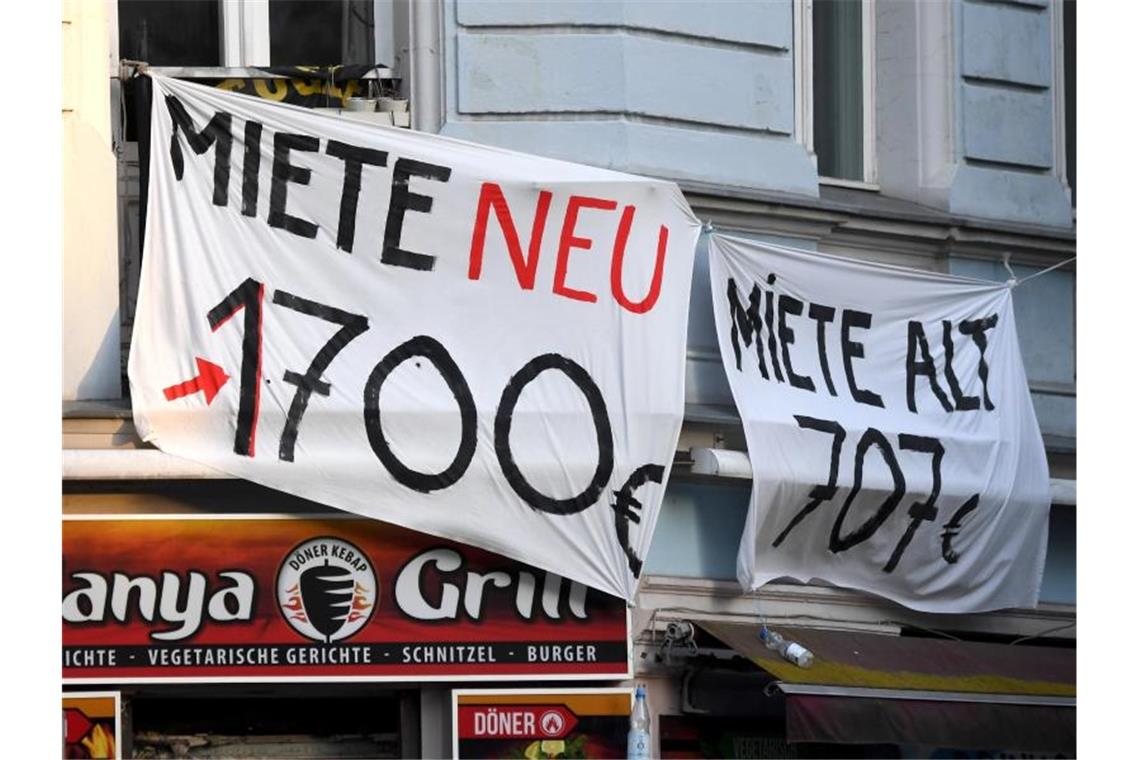 Berlin will erstmals explodierende Mieten einfrieren Protest gegen Mietensteigerung in Berlin. Foto: Ralf Hirschberger/dpa