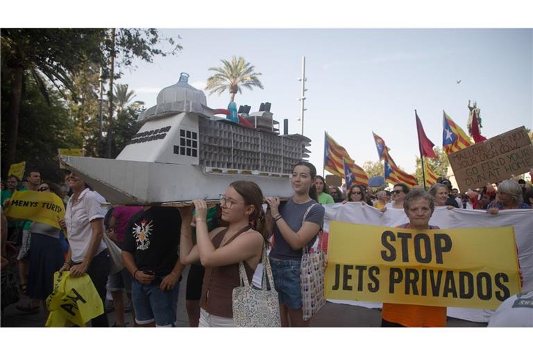 Protest gegen Privatflüge und Kreuzfahrt-Exzesse.