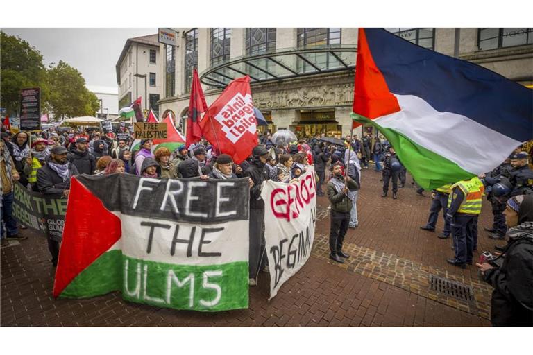 Protest gegen Waffenlieferungen an Israel: Rund 100 Menschen zogen durch Ulm.