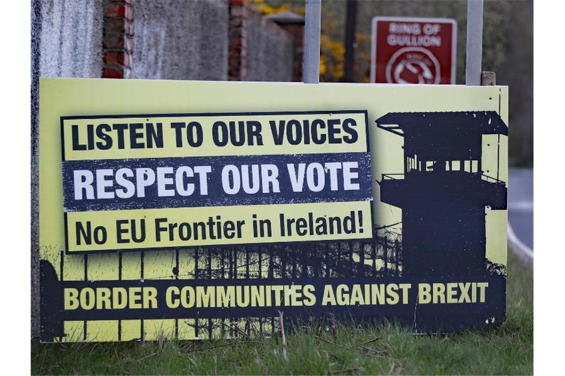 Protest in Irland: „Hört auf unsere Stimmen. Respektiert unsere Wahl. Keine EU-Grenze in Irland!“. Foto: Niall Carson/PA Wire/dpa