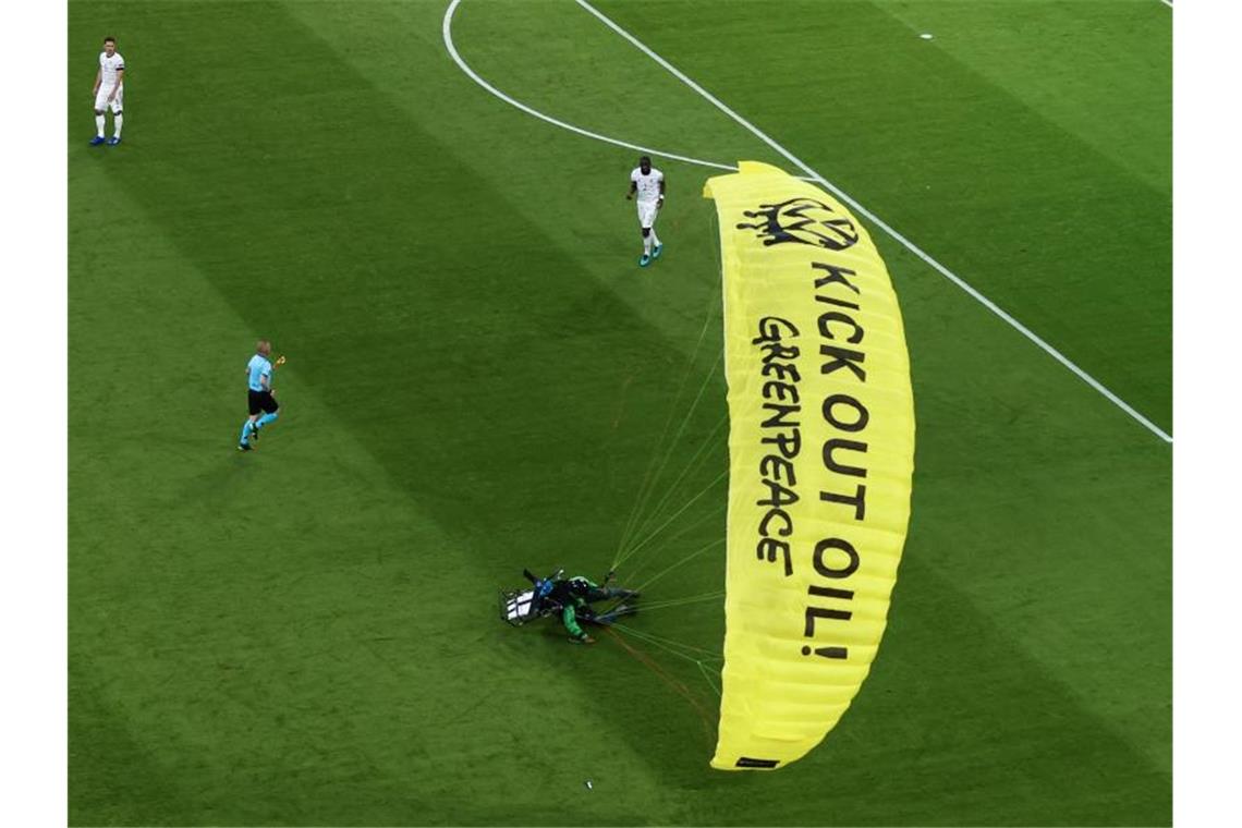 Protest in München: Ein Greenpeace-Aktivist landet auf dem Spielfeld während der EM-Partie Frankreich gegen Deutschland. Foto: Christian Charisius/dpa