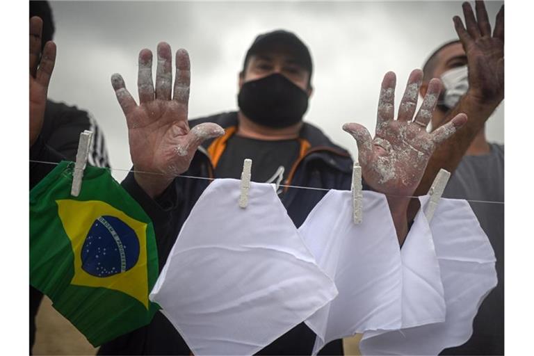 Protestaktion am Copacabana-Strand zum Gedenken an die Menschen, die in Brasilien an Covid-19 gestorben sind. Foto: Andre Borges/dpa