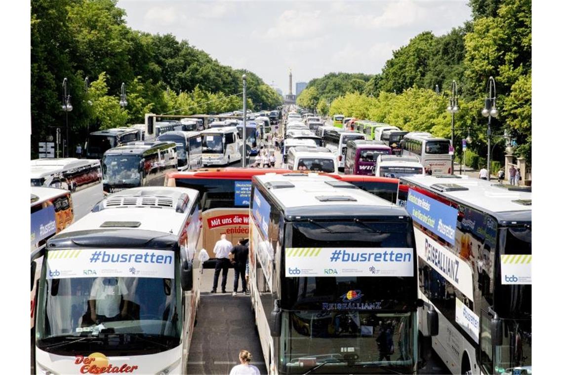 Scheuer plant 170 Millionen-Hilfsprogramm für Busbetriebe Protestaktion auf der Straße des 17. Juni in Berlin. Foto: Christoph Soeder/dpa